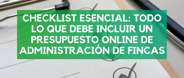 Persona revisando un presupuesto online de administración de fincas en su ordenador con checklist visible